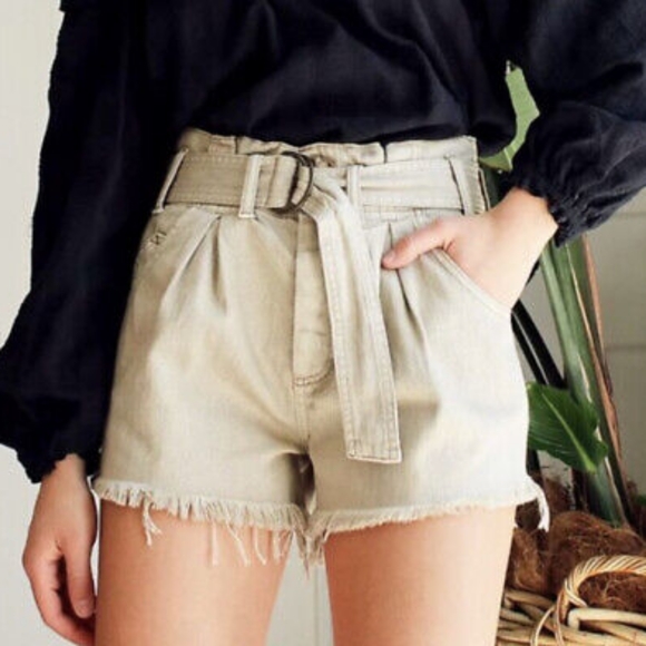 Free People Pants - NWT FREE PEOPLE Salt Marsh Beige Belted Shorts Sz Large